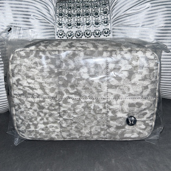 LULULEMON | ✨NEW✨ Quilted Grid Belt Bag in Lined Leopard White Opal Carbon Dust - Picture 7 of 7